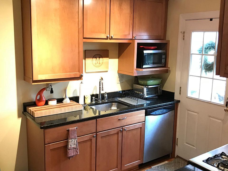 1st image of 302 E Nelson Ave