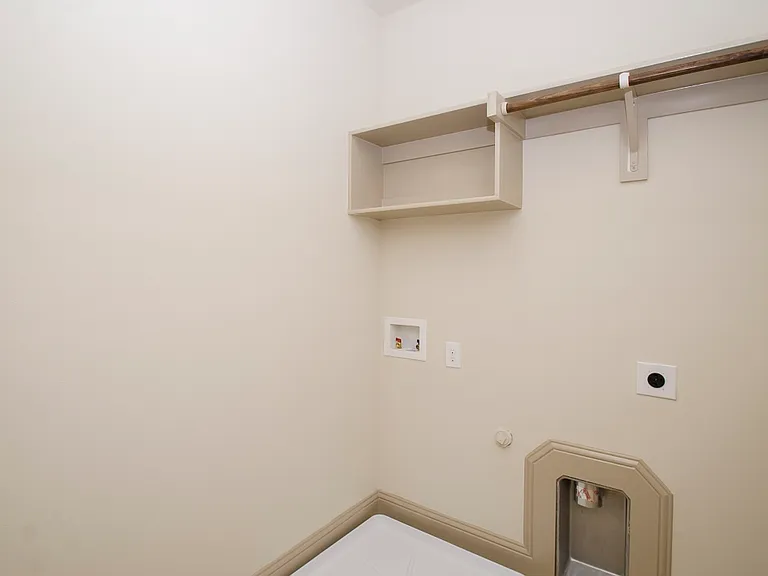939 Whitehall Dr — Photo 4