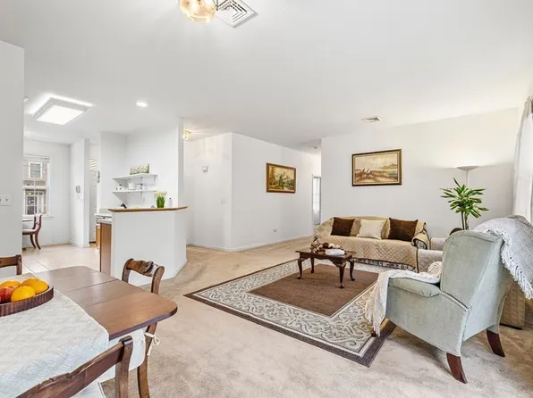 40 Evergreen Cir Unit 40, Canton, MA 02021