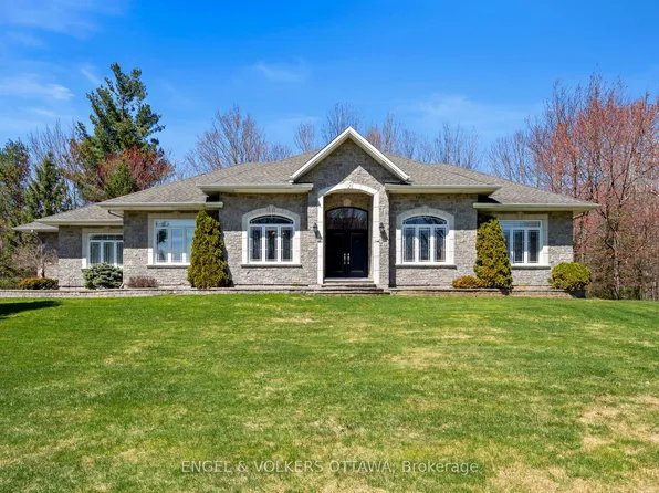 6370 Emerald Links Dr, Ottawa, ON K4P 1M4