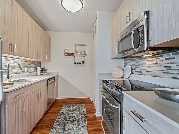 4th image of 550 N Kingsbury St #1108