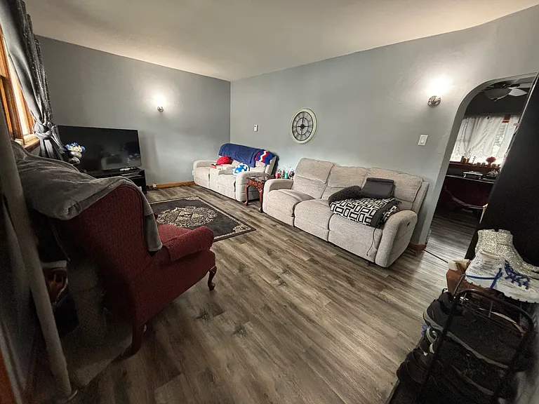 137 E Elm St — Photo 10