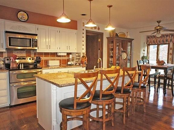 3rd image of 9102 Forestknolls Dr