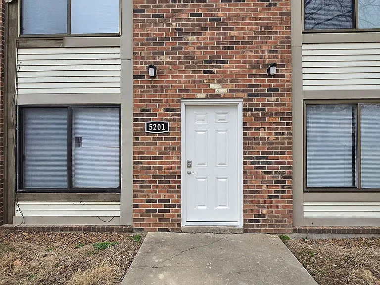 5201 S Brooks Dr #C — Photo 1