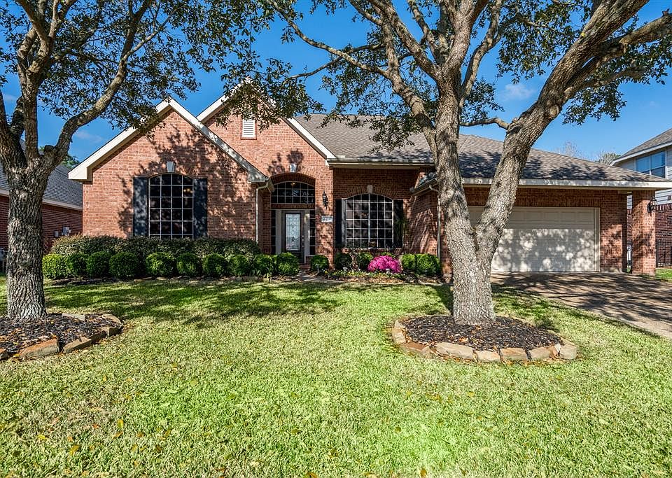 Charming 1-story Lennar home nestled on a golf course lot surrounded by mature trees and lush landscaping! A quiet cul-de-sac street adds to the charm!