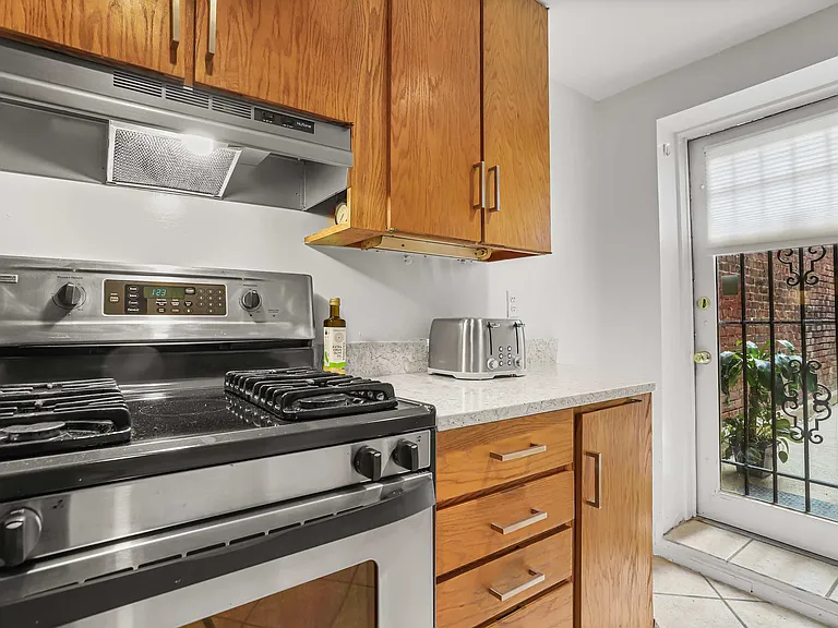 1732 Willard St NW #B — Photo 11