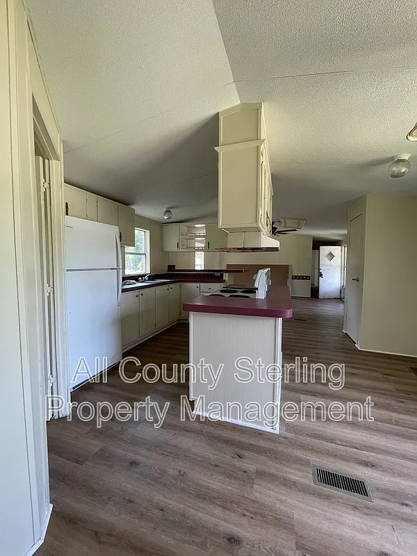 3 bed, 2.0 bath, 1216 sqft, $1,300 — Photo 4