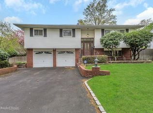 4 Inez Ln, Commack, NY 11725