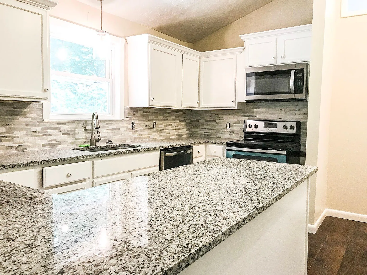 5 bed, 3000 sqft, $825 — Photo 3