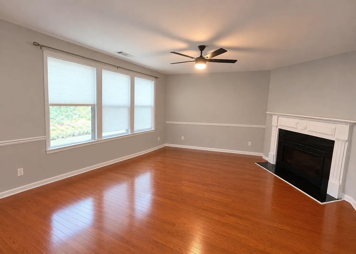 3 bed, 2.5 bath, 1982 sqft, $2,400 — Photo 3