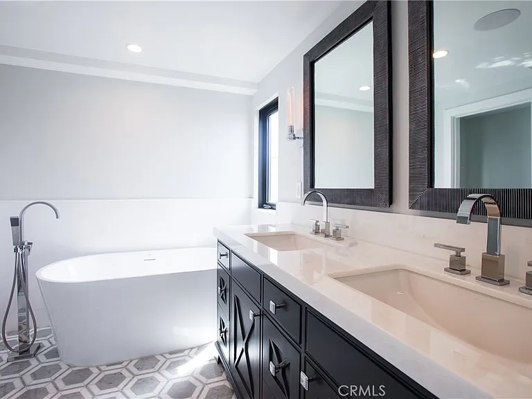 511 Bayview Dr — Photo 18