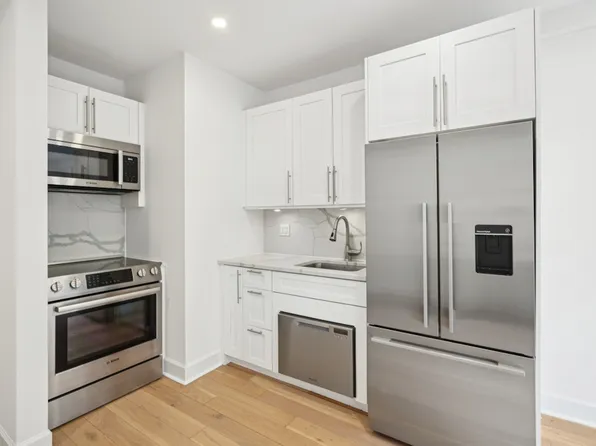 160 East 48th Street image 2 of 17