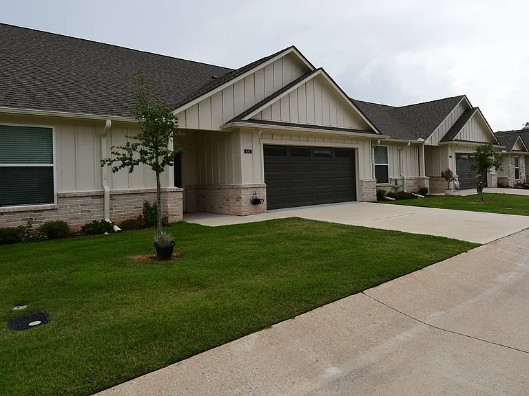 6067 Hamilton Meadows Way — Photo 2