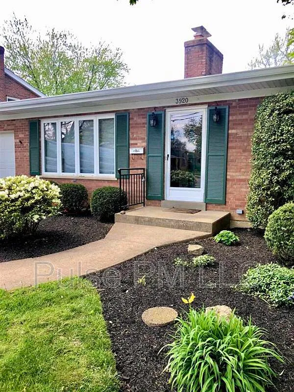 3 bed, 1.5 bath, 1365 sqft, $2,000 — Photo 1