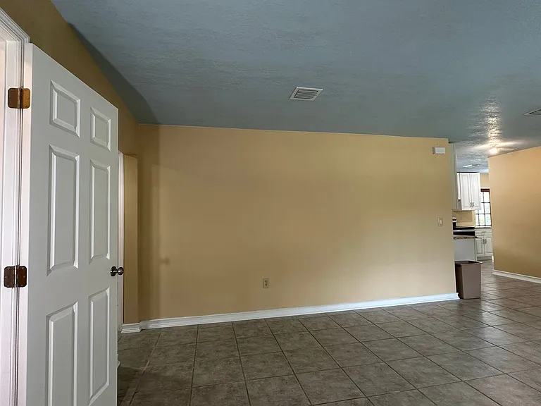 261 Caldwell St — Photo 2