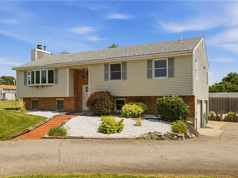 49 Dexter St — Photo 1