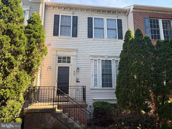 903 Harrison Cir, Alexandria, VA 22304