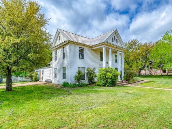 504 E Housley St, Strawn, TX 76475