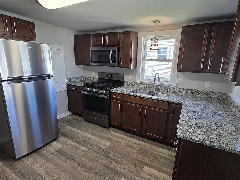 416 Pleasant St — Photo 6