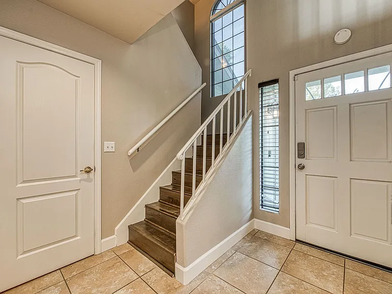 921 E Foxhill Dr — Photo 23