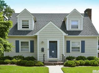 4 Center St, Glen Cove, NY 11542