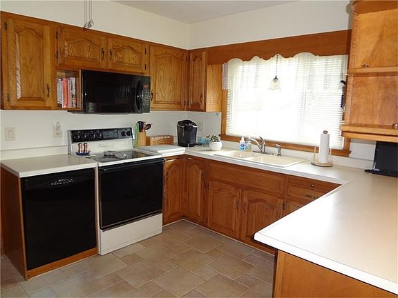 3rd image of 1067 Lakeview Dr