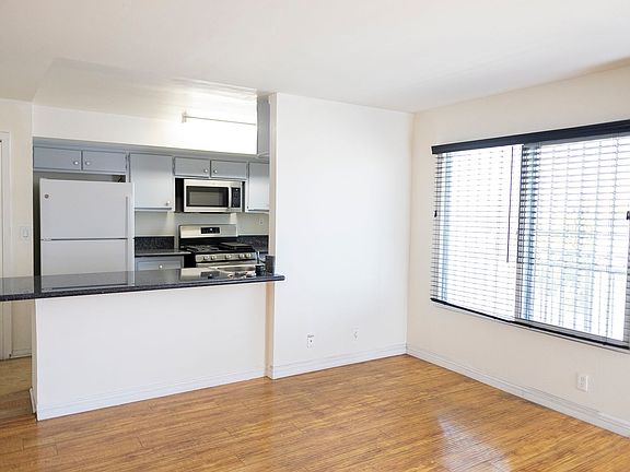 3rd image of 1881 W Jefferson Blvd #410530f23