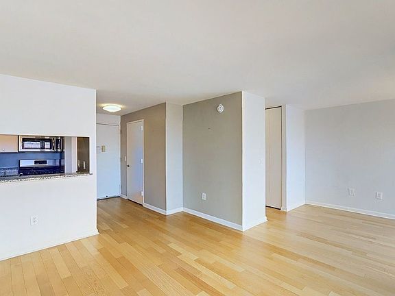 3rd image of 260 W 52nd St #19E
