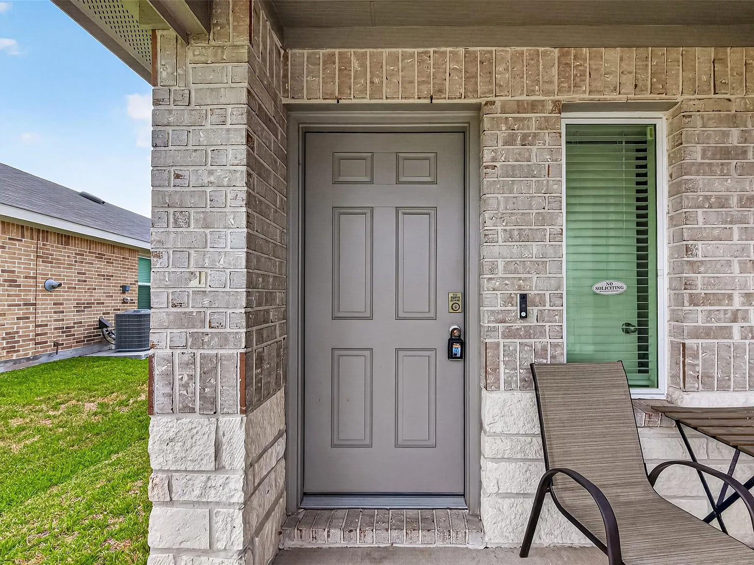 3 bed, 2.0 bath, 1338 sqft, $2,200 — Photo 3