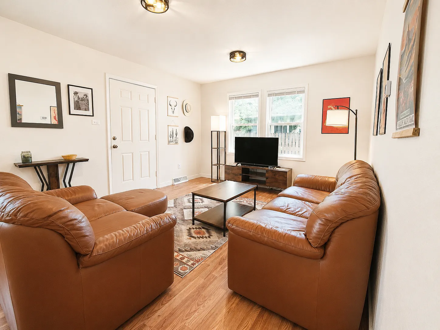 3 bed, 1100 sqft, $3,199 — Photo 2