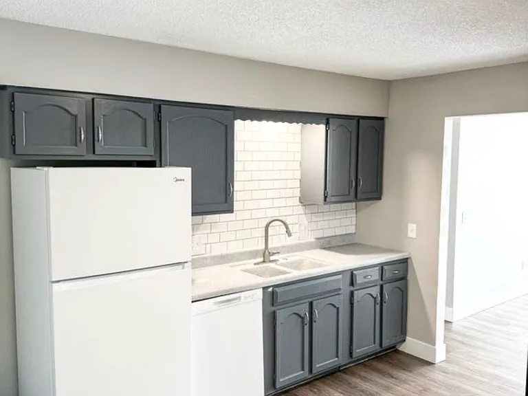425 Castle Dr — Photo 4