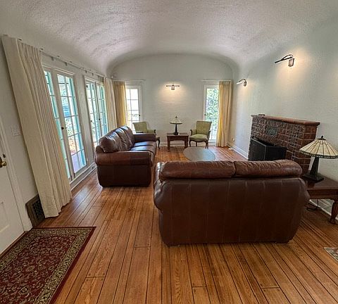 4th image of 1562 N Mar Vista Ave