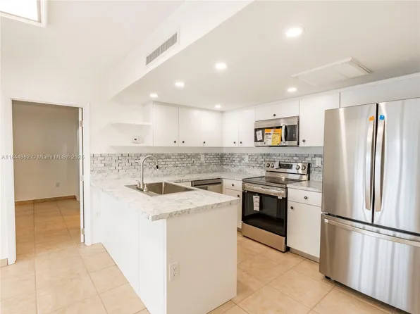 16331 Willow Creek Dr, Miami Lakes, FL 33014