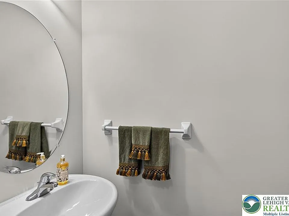 3 bed, 1899 sqft, $2,800 — Photo 3