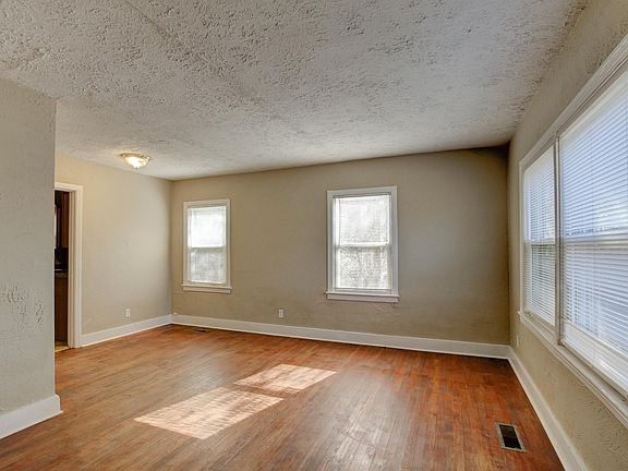 3rd image of 969 Oakdale Dr