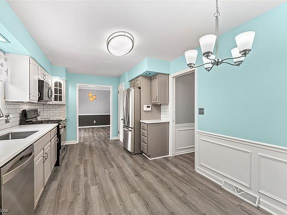 3rd image of 2093 Daniels Ave