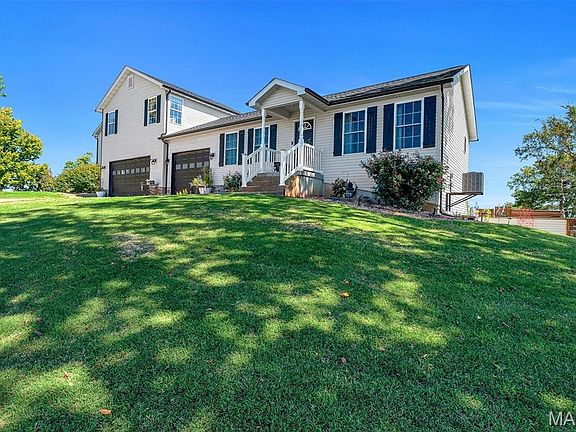 3rd image of 496 Honeysuckle Ln
