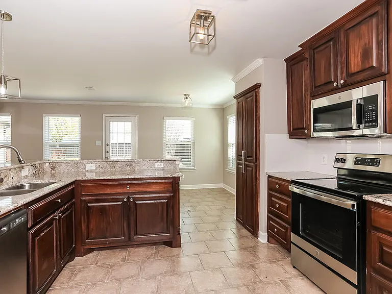1110 Hampton Dr — Photo 9