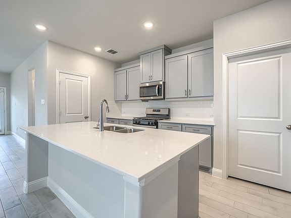 5th image of 724 Portina Dr