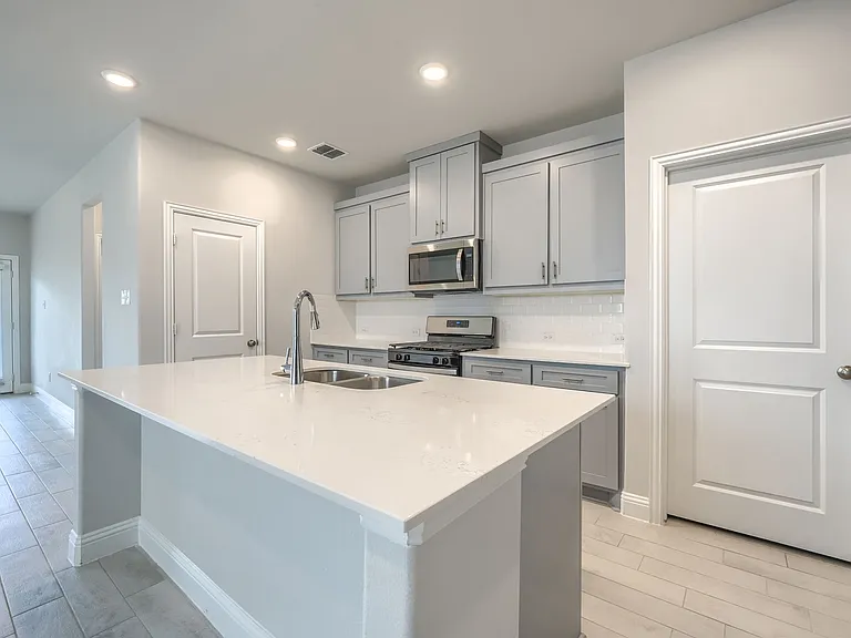 724 Portina Dr — Photo 5