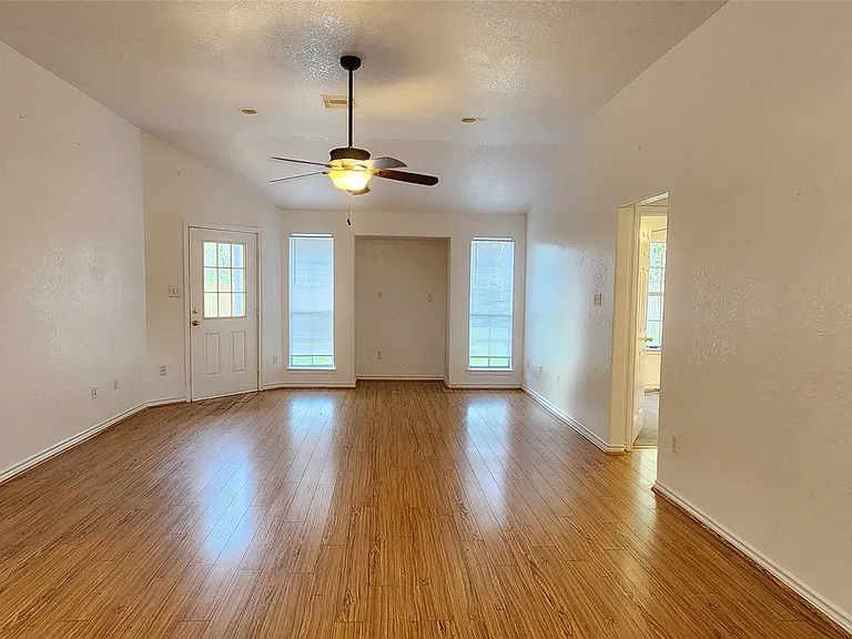 704 Manor Dr — Photo 6