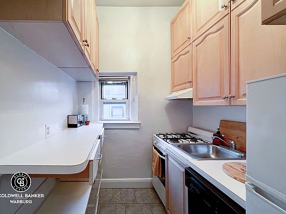 3rd image of 403 E 58th St APT 4F