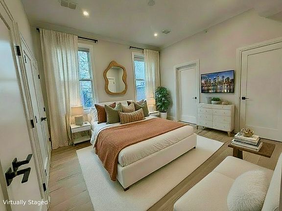 Primary bedroom with en suite bathroom, walk-in closet, and 2 california fitted closets.