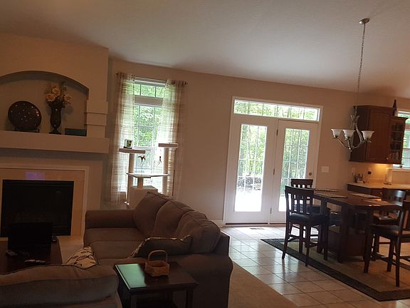 Great Room (Vaulted Ceiling)