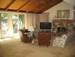 Large living room, vaulted ceilings