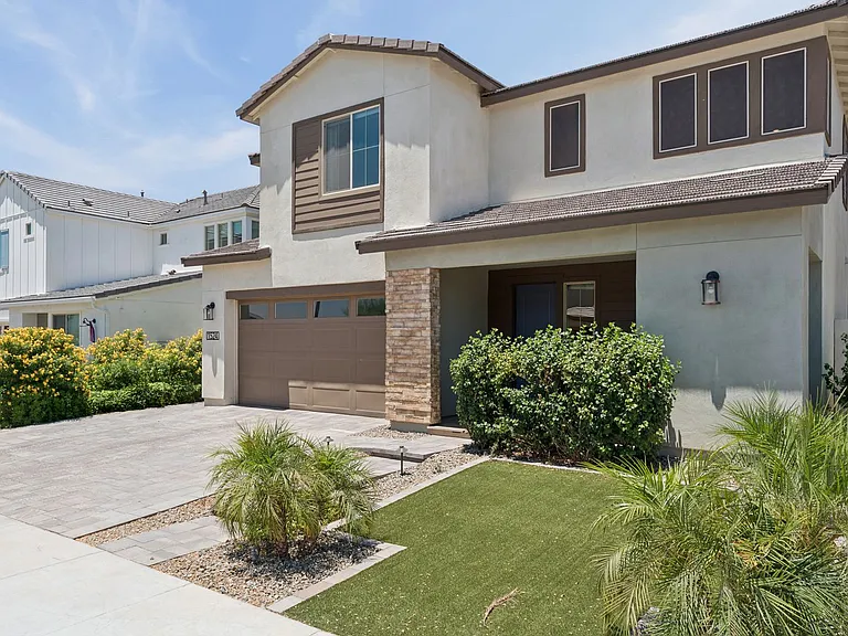1524 E Carob Ct — Photo 2