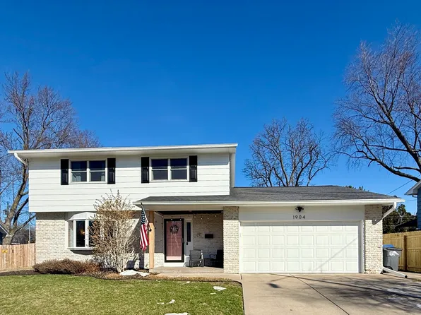 1904 Valley Vista Dr, Bettendorf, IA 52722