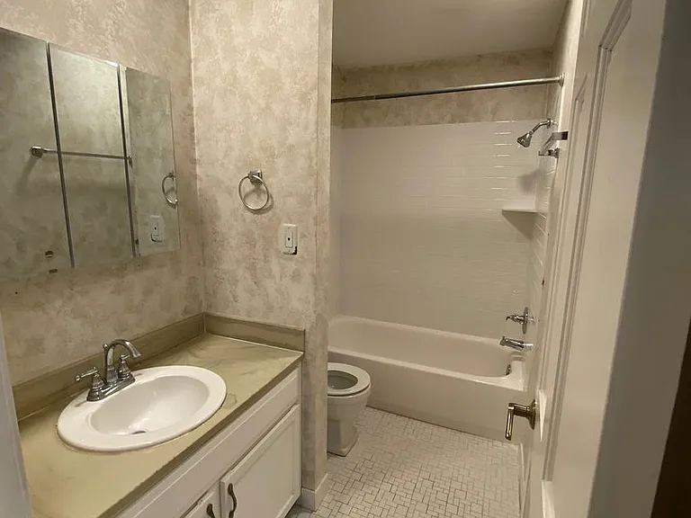 10301 Cedar Lake Rd #215 — Photo 9