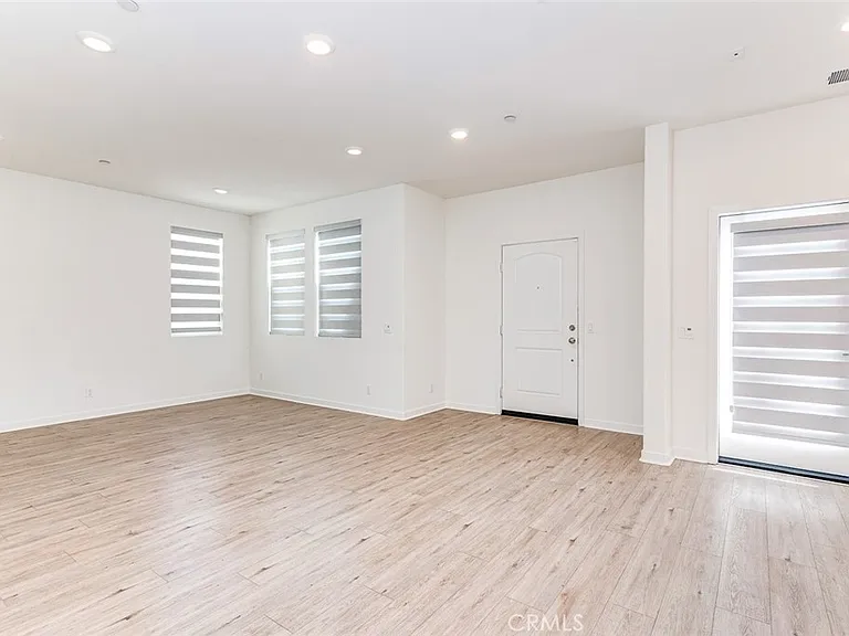 14022 Bay St — Photo 8