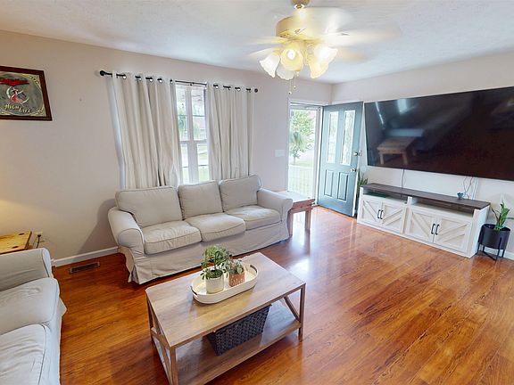 3rd image of 101 Wilson Ct